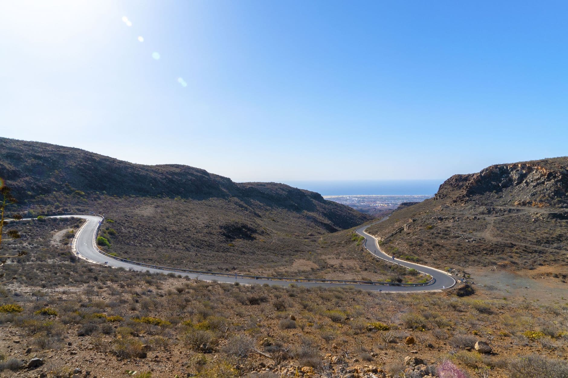 Strada che attraversa il paesaggio di Gran Canaria